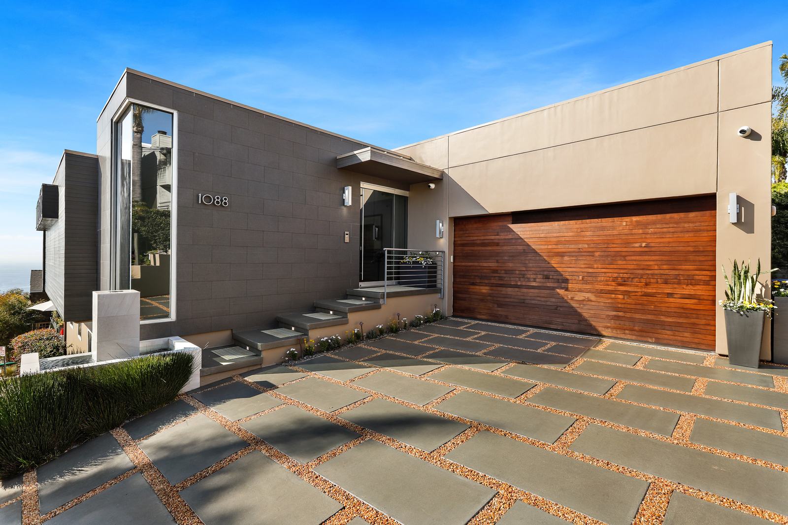 1088 Del Mar AVE