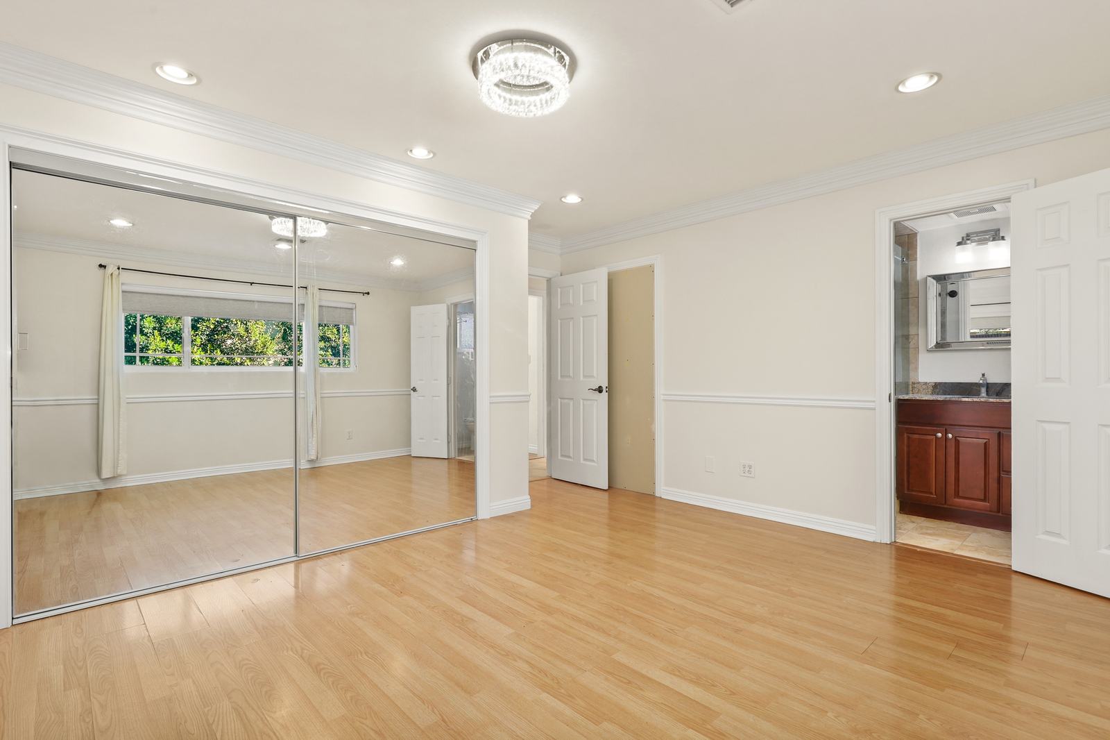 1107 E Sycamore, photograph 4 of 6