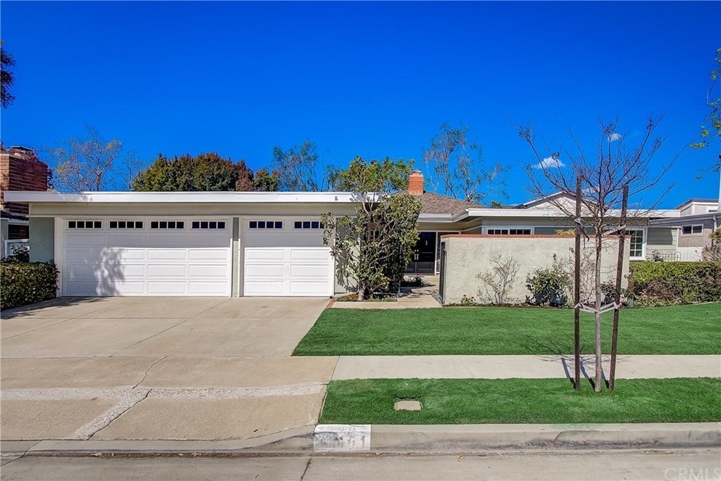 19461 Sierra Lago Rd, photograph 2 of 5