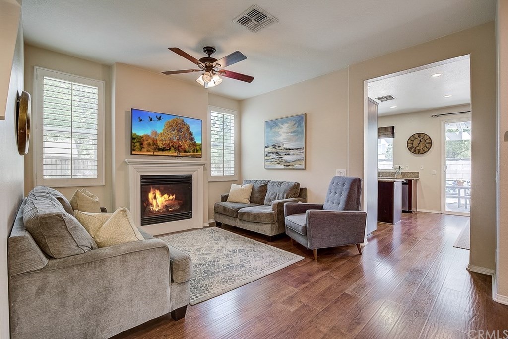 215 W Sparkleberry Ave, photograph 2 of 5