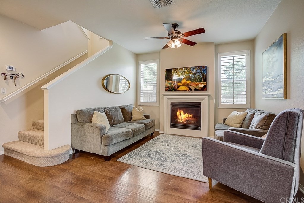 215 W Sparkleberry Ave, photograph 3 of 5