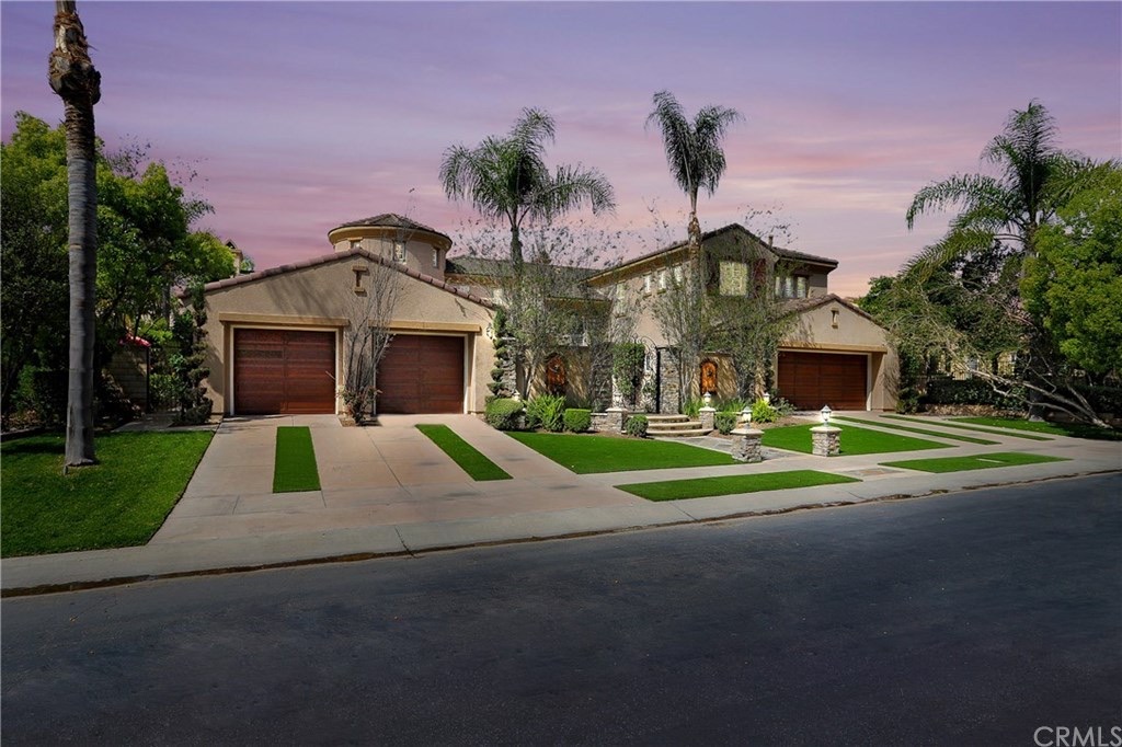 2438 N San Miguel Dr, photograph 1 of 5