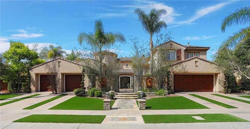 2438 N San Miguel Dr, photograph 2 of 5