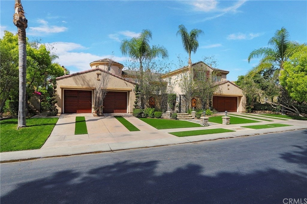 2438 N San Miguel Dr, photograph 3 of 5