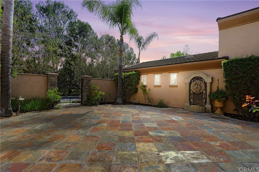 2438 N San Miguel Dr, photograph 4 of 5