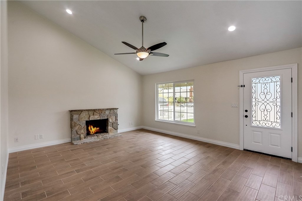 25261 Bentley, photograph 3 of 5