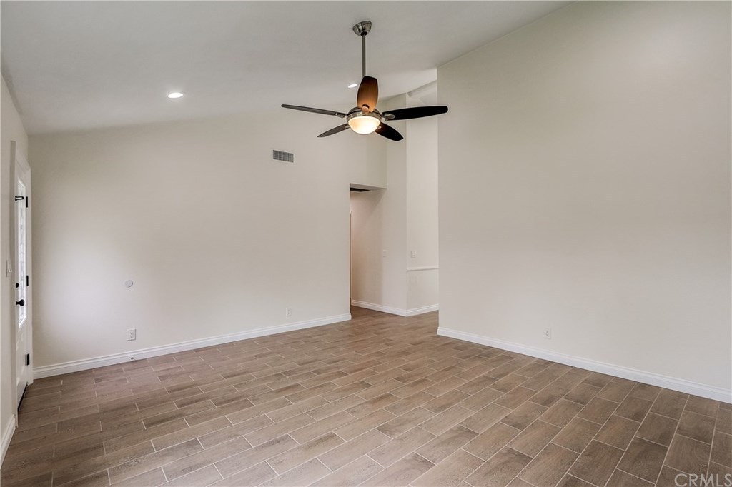 25261 Bentley, photograph 4 of 5